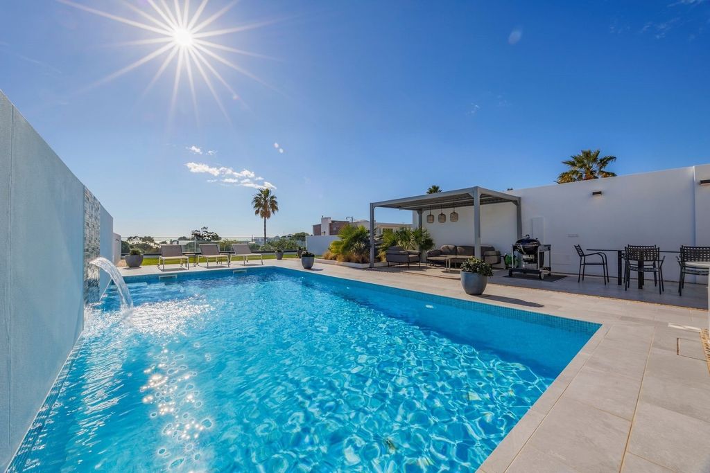 Property photo 1 of 44 Amazing 5 (0+5) Bedroom Villa With Pool, Garage And Sea View Just A Few Steps From The Beach