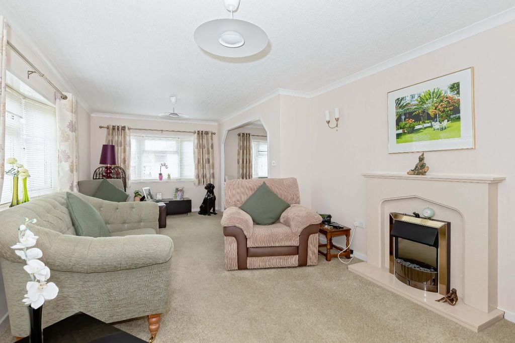 Property photo 1 of 15 Tudor Close.Jpg