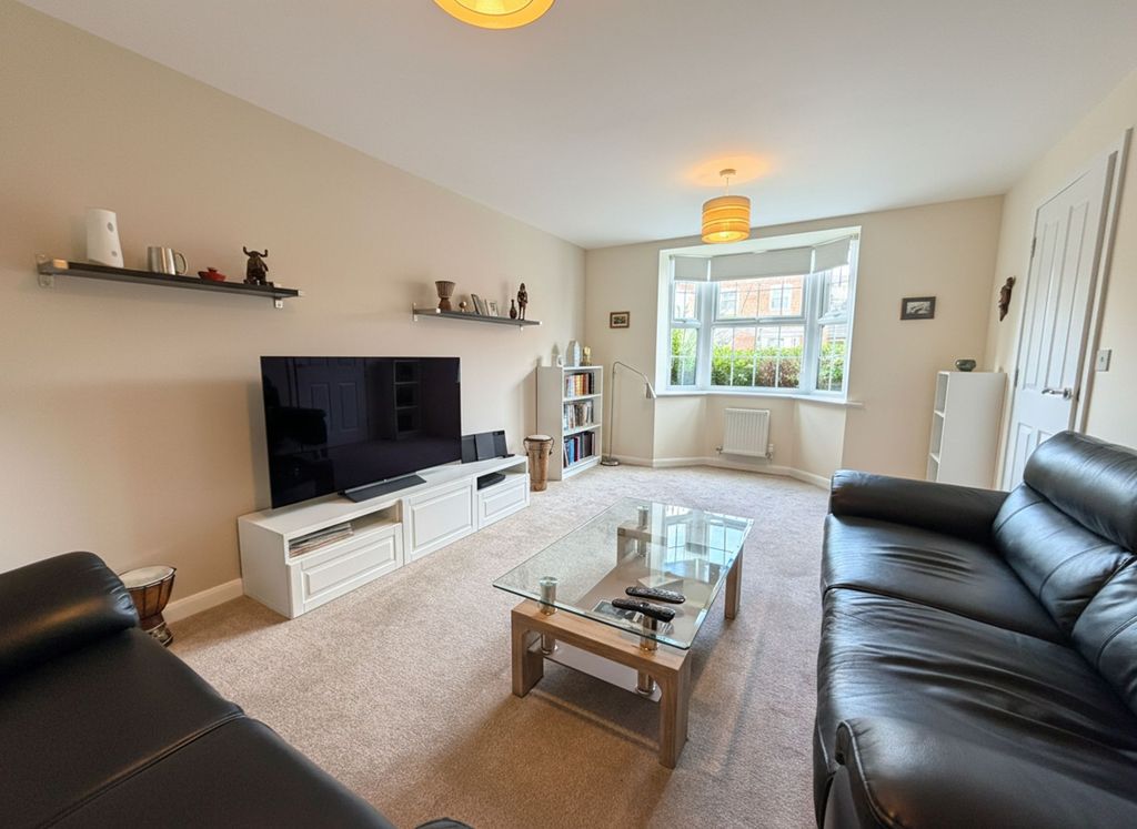 Property photo 3 of 16 Lounge