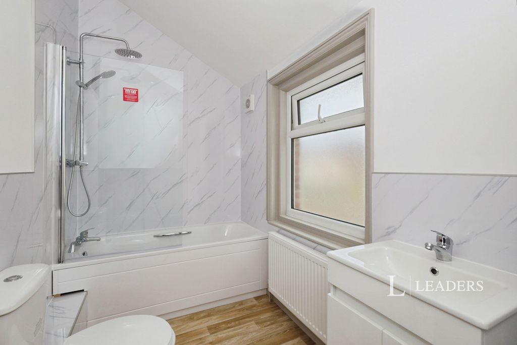 Property photo 3 of 9 Bathroom