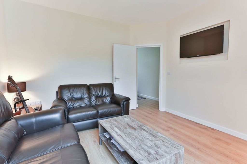 Property photo 3 of 11 Photo 2