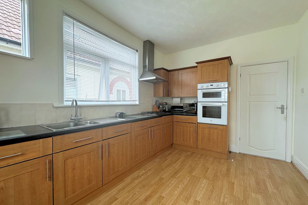 Property photo 3 of 17 Kitchen