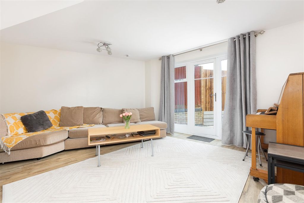 Property photo 3 of 32 Lounge