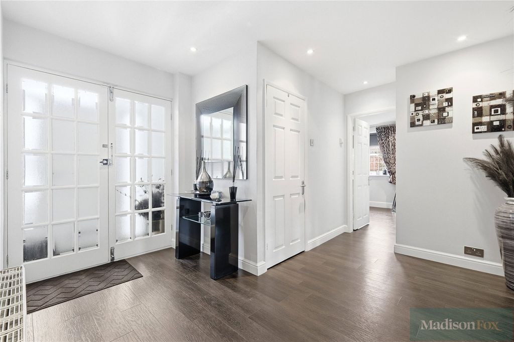 Property photo 2 of 32 Picture No. 12