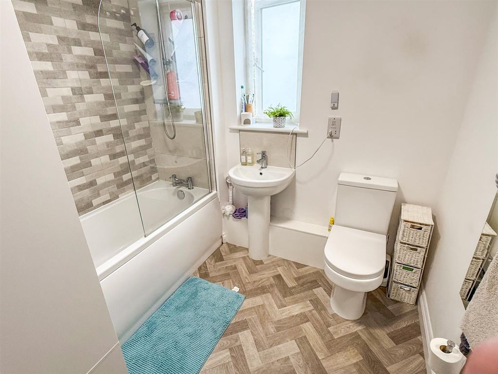 Property photo 2 of 9 Bathroom