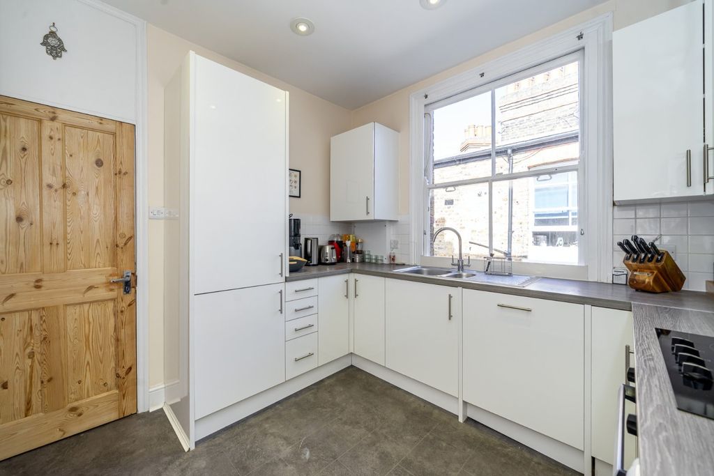 Property photo 3 of 9 Kitchen