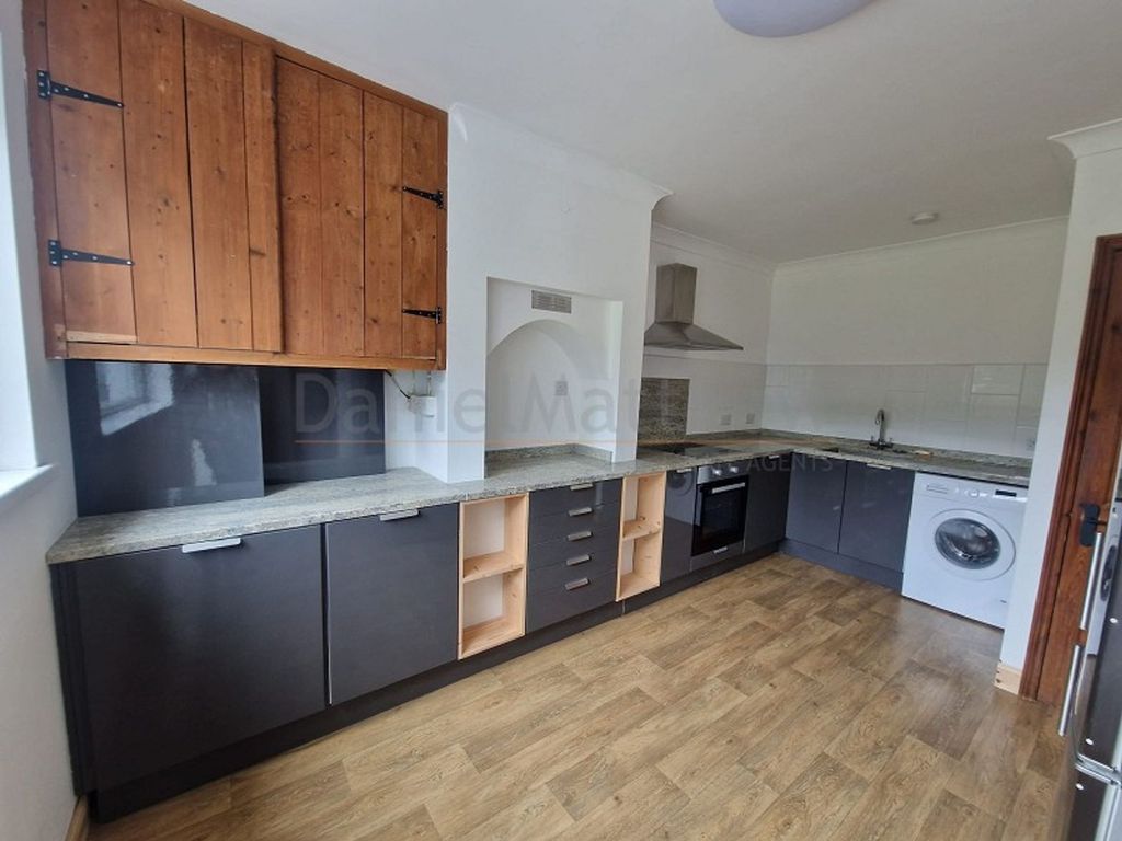 Property photo 3 of 10 Kitchen