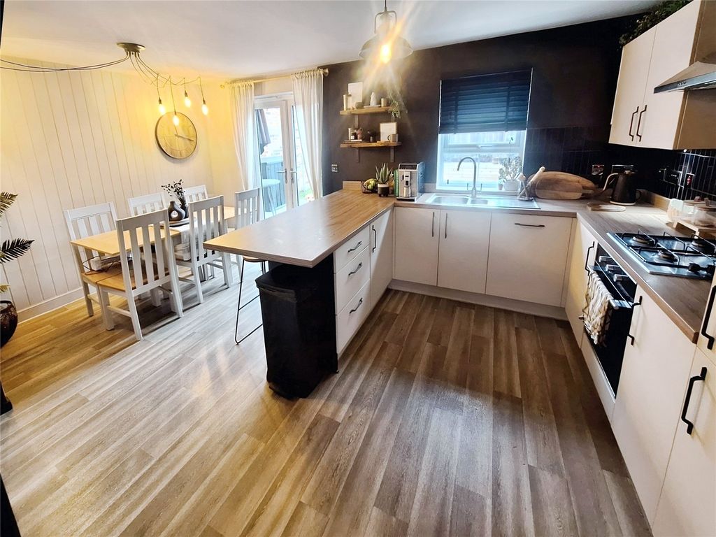 Property photo 3 of 16 Kitchen/Dining Room