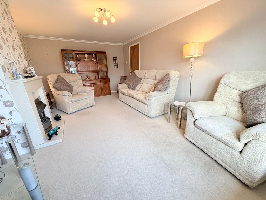 Property photo 3 of 21 Lounge