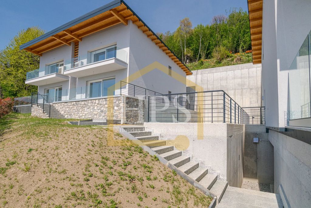 Property photo 3 of 35 The Lake Como Villa- Complesso Vercana Via Antonio Maria Caraccioli