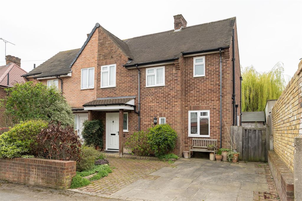 Property photo 1 of 30 Fyfield Road, Ig8