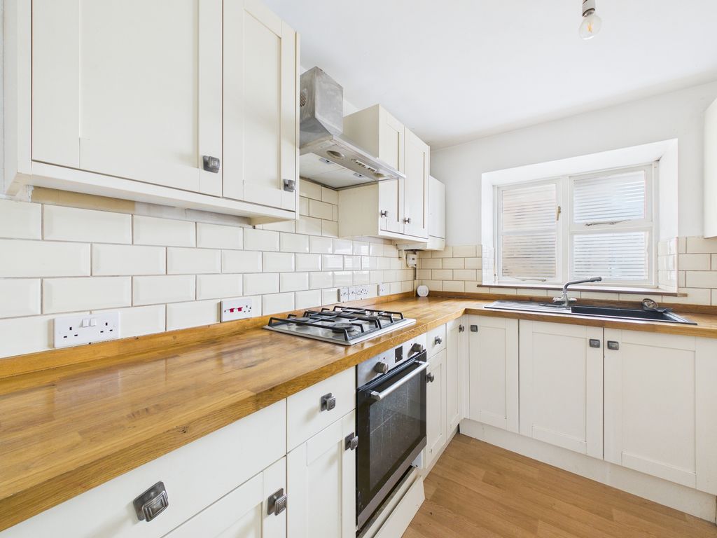 Property photo 3 of 7 Kitchen