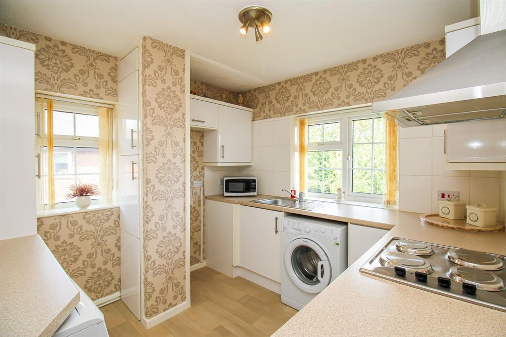 Property photo 3 of 11 Kitchen