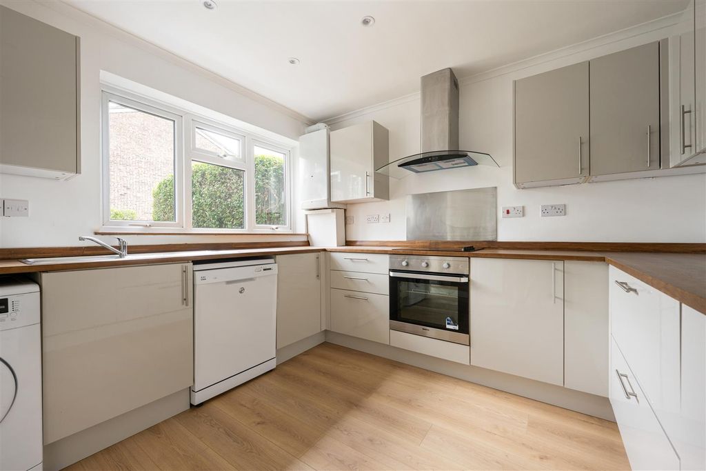 Property photo 3 of 21 Village Close, E4