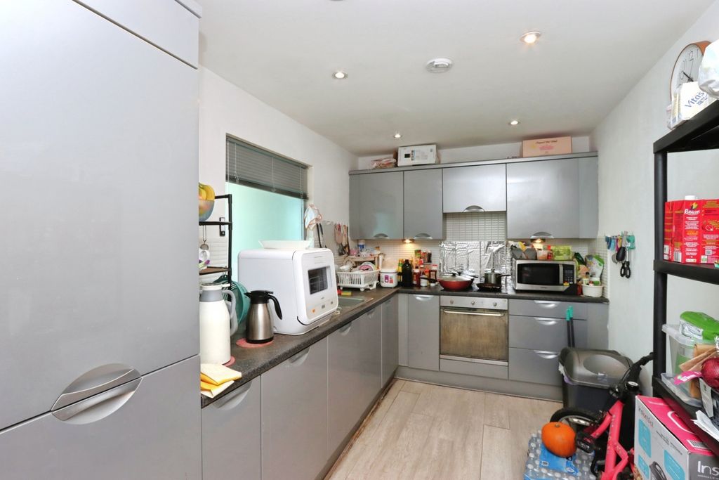 Property photo 3 of 17 Kitchen