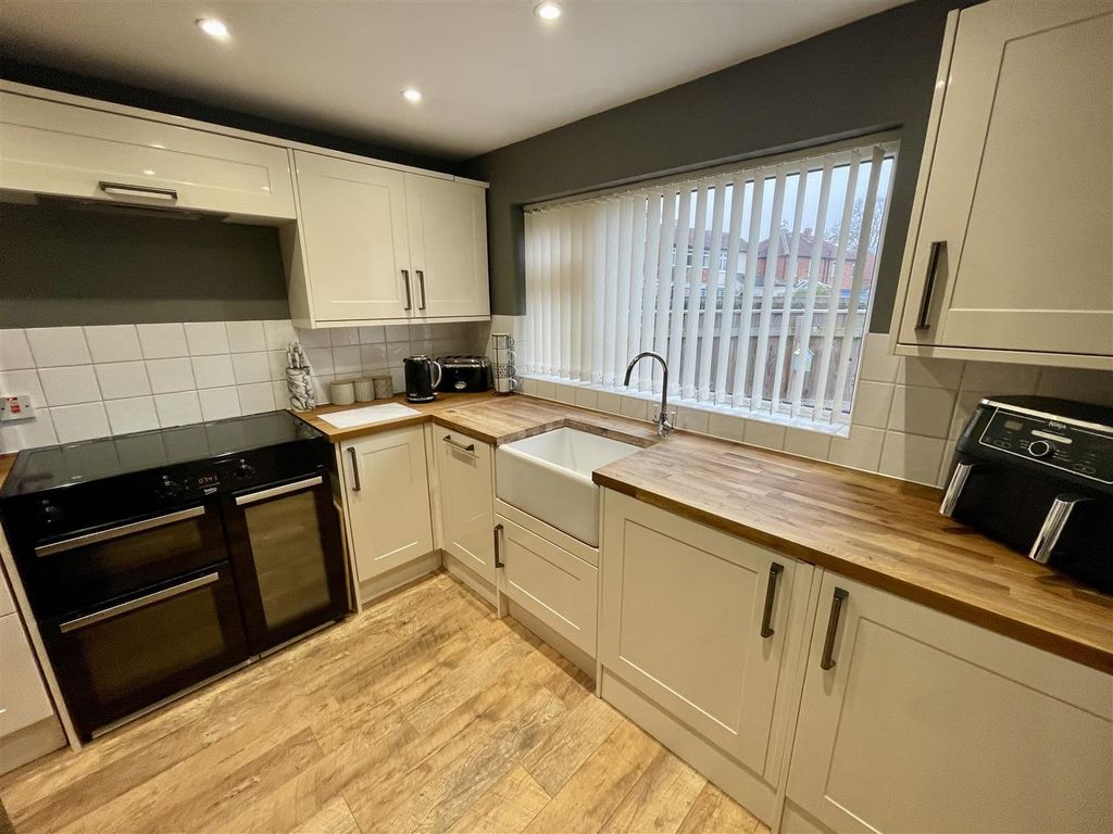 Property photo 3 of 15 Kitchen