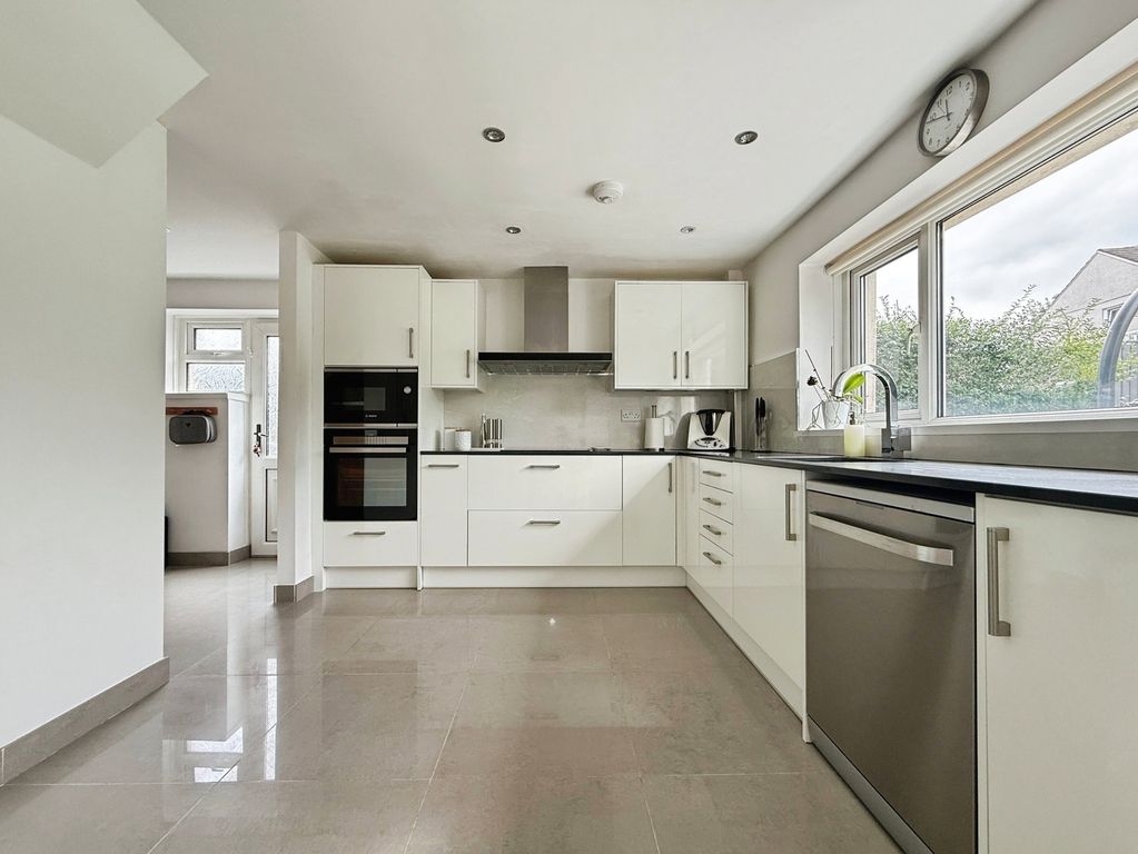 Property photo 2 of 32