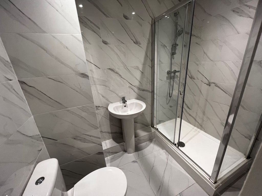 Property photo 1 of 8 Bathroom