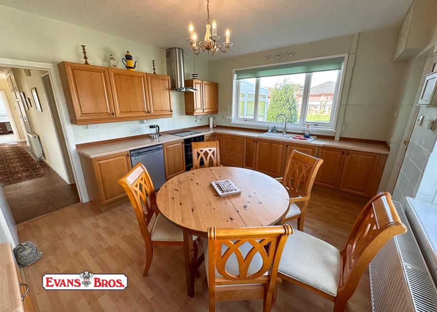 Property photo 3 of 25 Kitchen / Breakfast Room