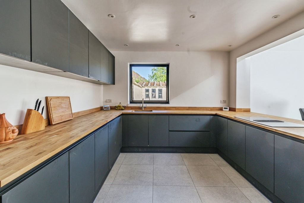 Property photo 3 of 18 Kitchen
