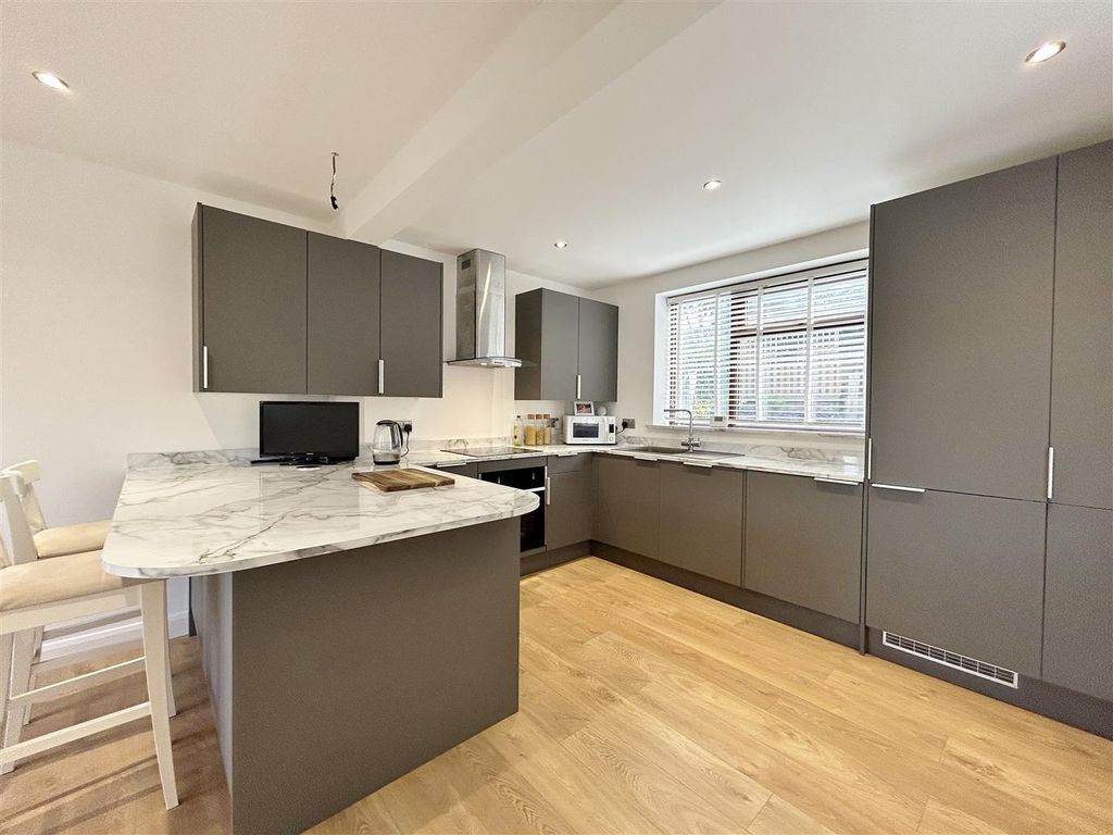 Property photo 3 of 18 Kitchen Area