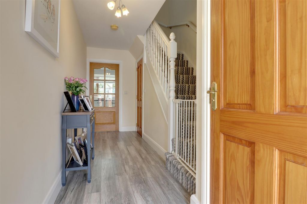 Property photo 2 of 17 Entrance Hall