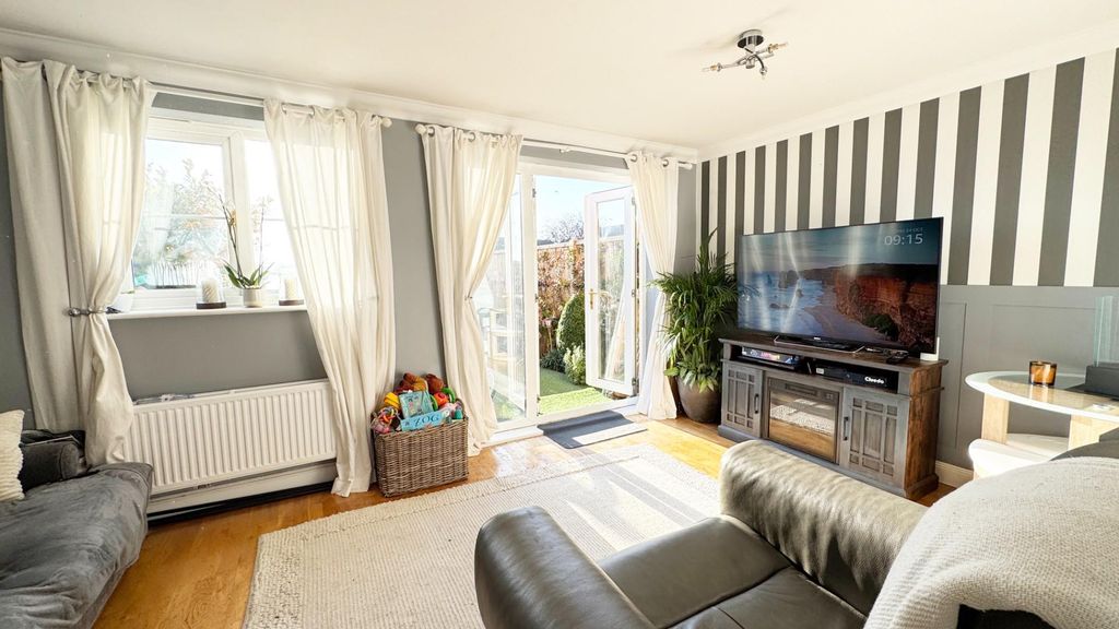 Property photo 2 of 8 Lounge1.Jpg