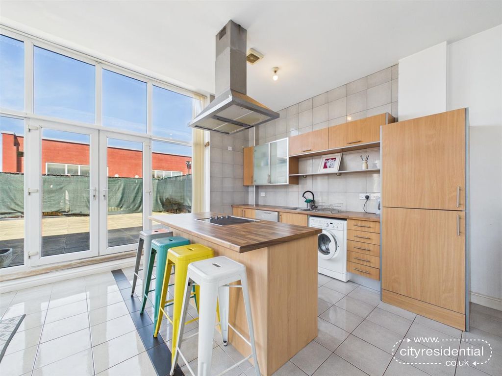 Property photo 3 of 19 Kitchen