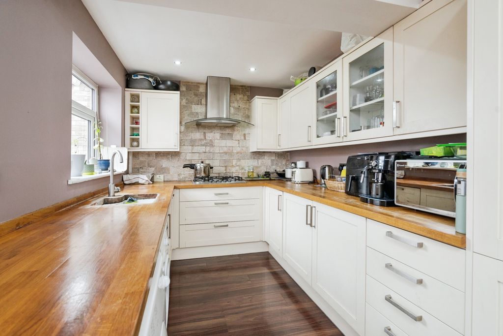 Property photo 1 of 10 Kitchen