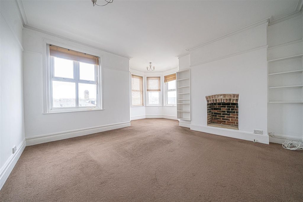 Property photo 3 of 10 Lounge.Png