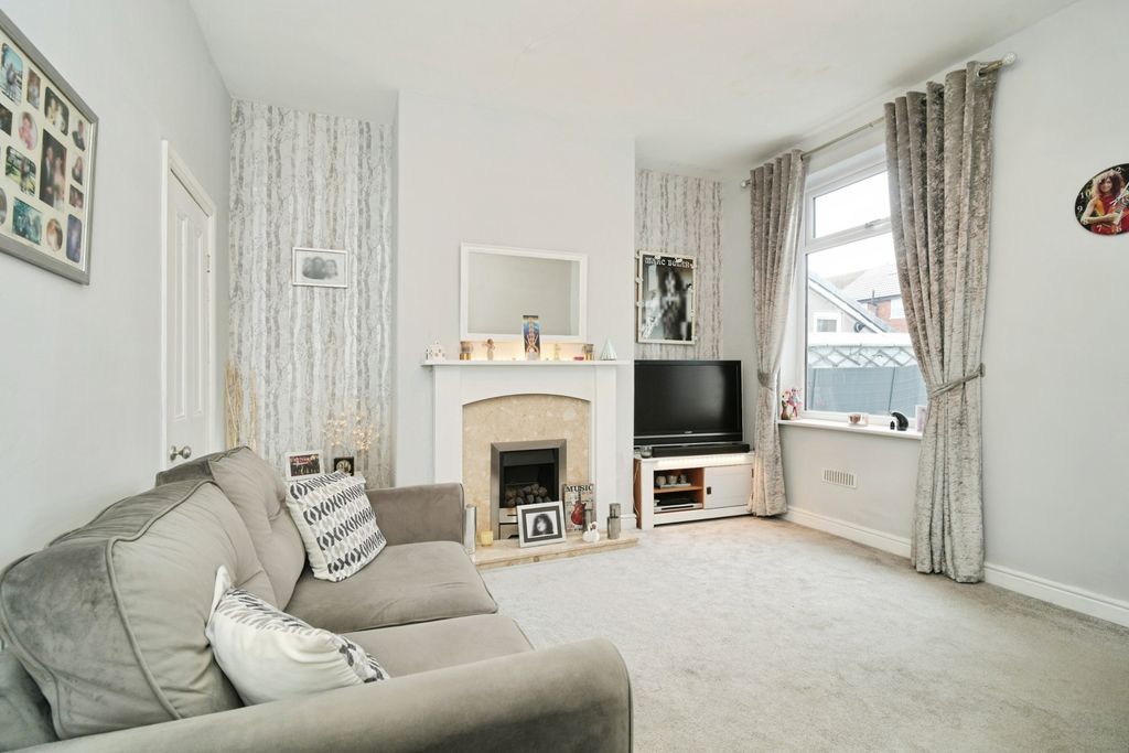 Property photo 2 of 17 Lounge