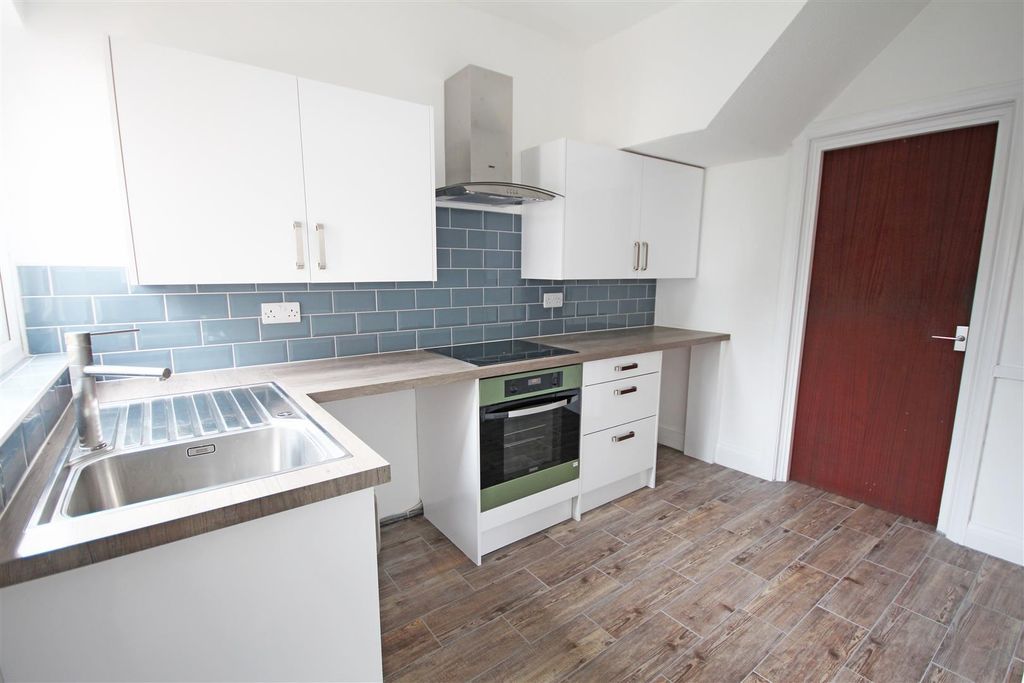 Property photo 2 of 8 Kitchen