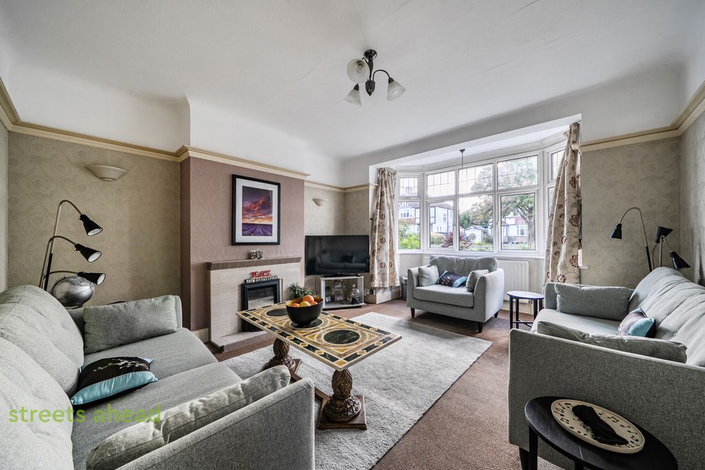 Property photo 2 of 17 E9Bbff94-04Bd-4Aa...