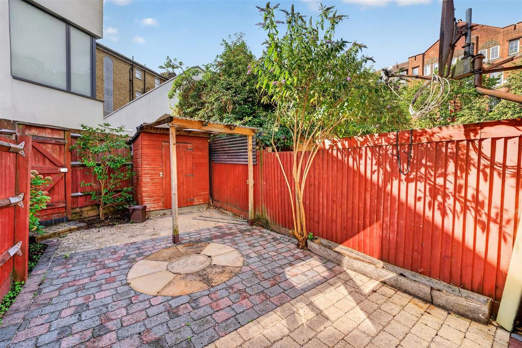 Property photo 3 of 14 For Sale 4 Bedroom House Garden Armour Close N7 Ww