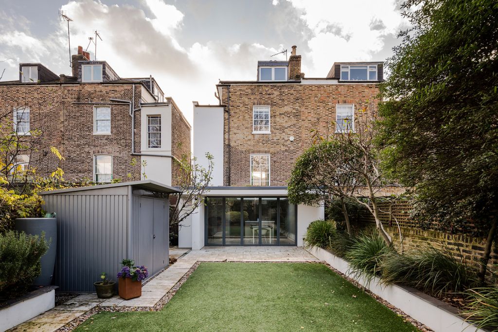 Property photo 2 of 30 322533 - 98 Buckingham Road-32.Jpeg