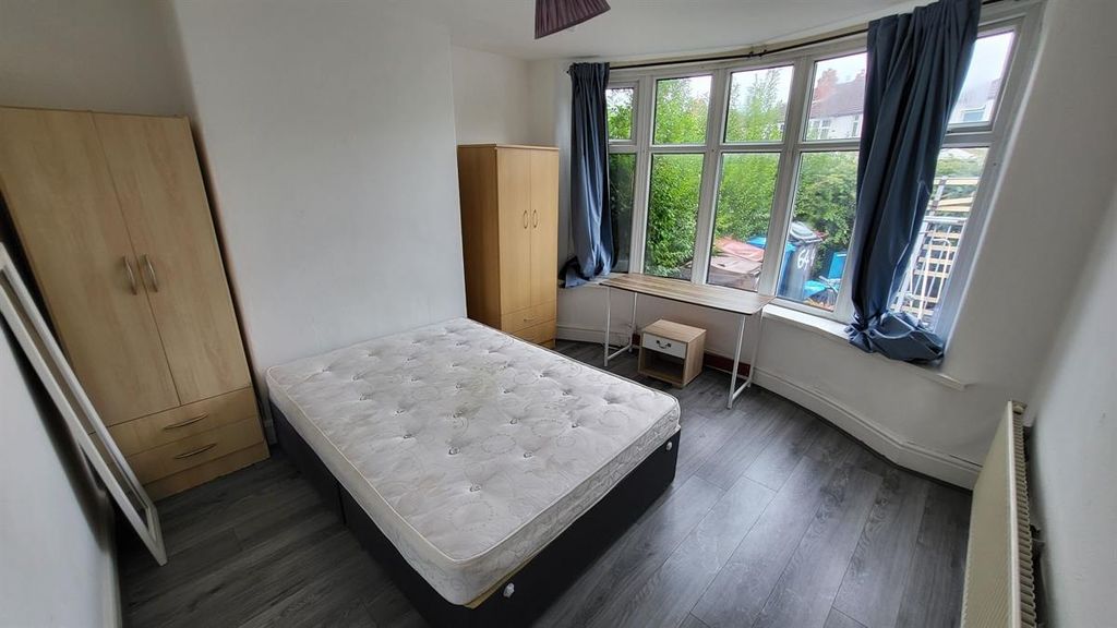 Property photo 3 of 9 Bright Double Bedroom With A Large Bay Window, Mod...
