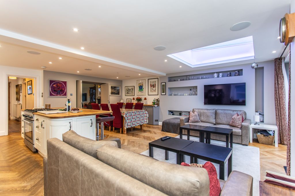 Property photo 3 of 34 70 Braemore Road30