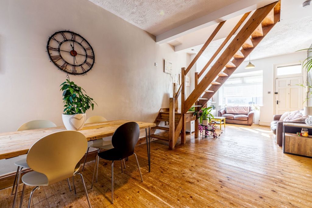 Property photo 2 of 31