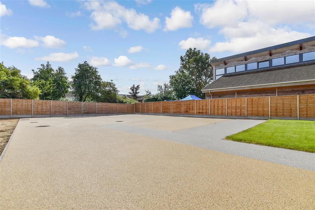 Property photo 3 of 8 Driveway/Parking