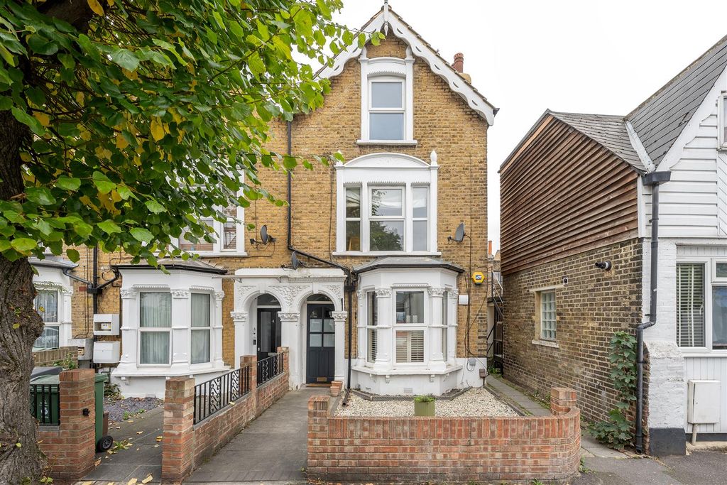 Property photo 1 of 20 Queens Grove Road E4