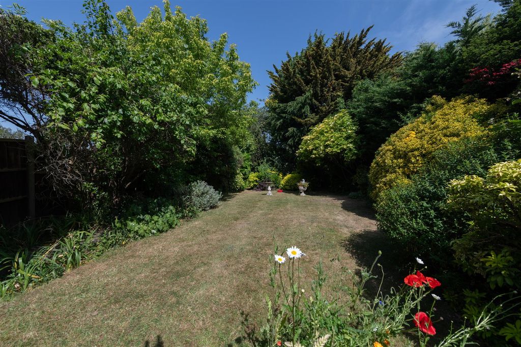 Property photo 3 of 19 Wynchgate 14.Jpg