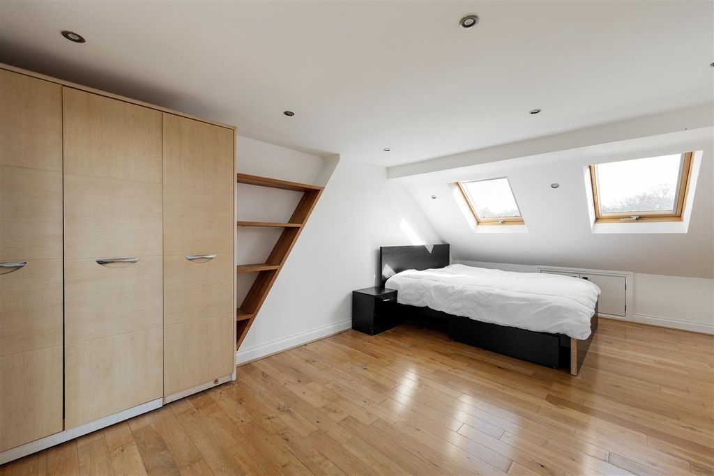 Property photo 3 of 18 Grantock Road, E17