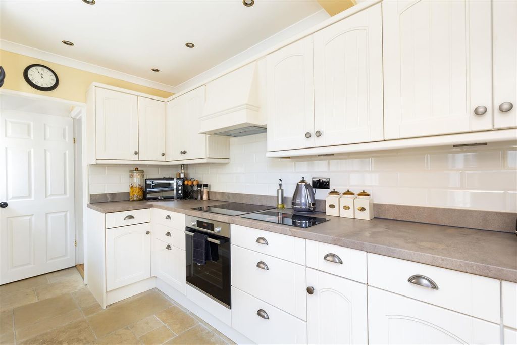 Property photo 3 of 30 Kitchen
