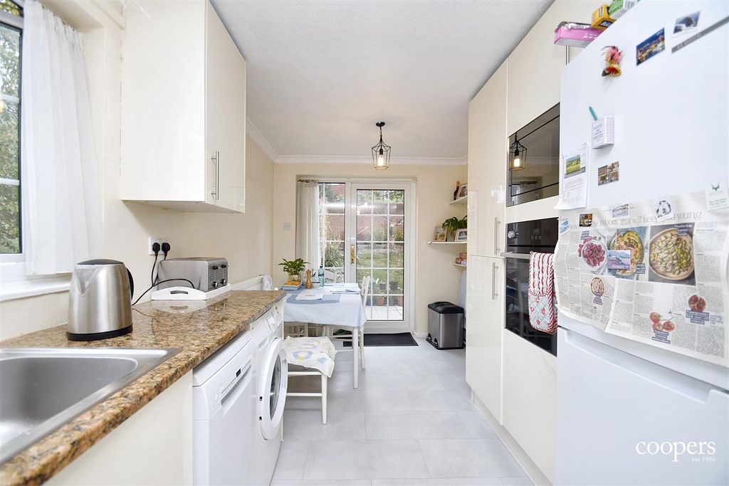 Property photo 2 of 8 Kitchen