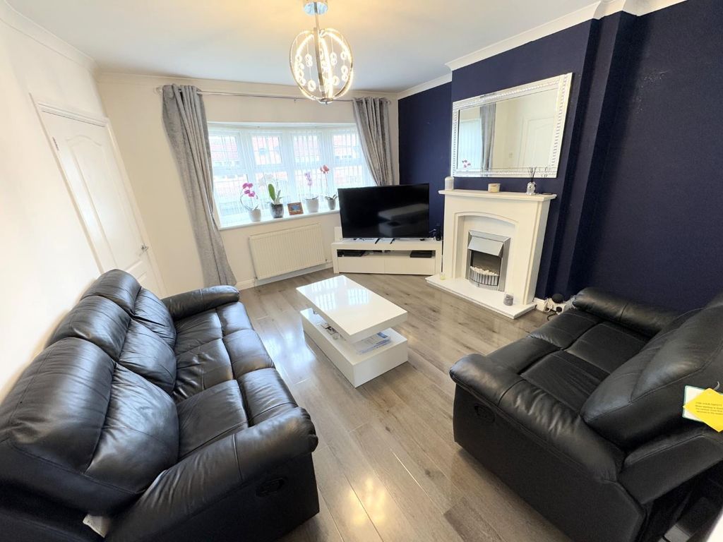 Property photo 3 of 17 Lounge