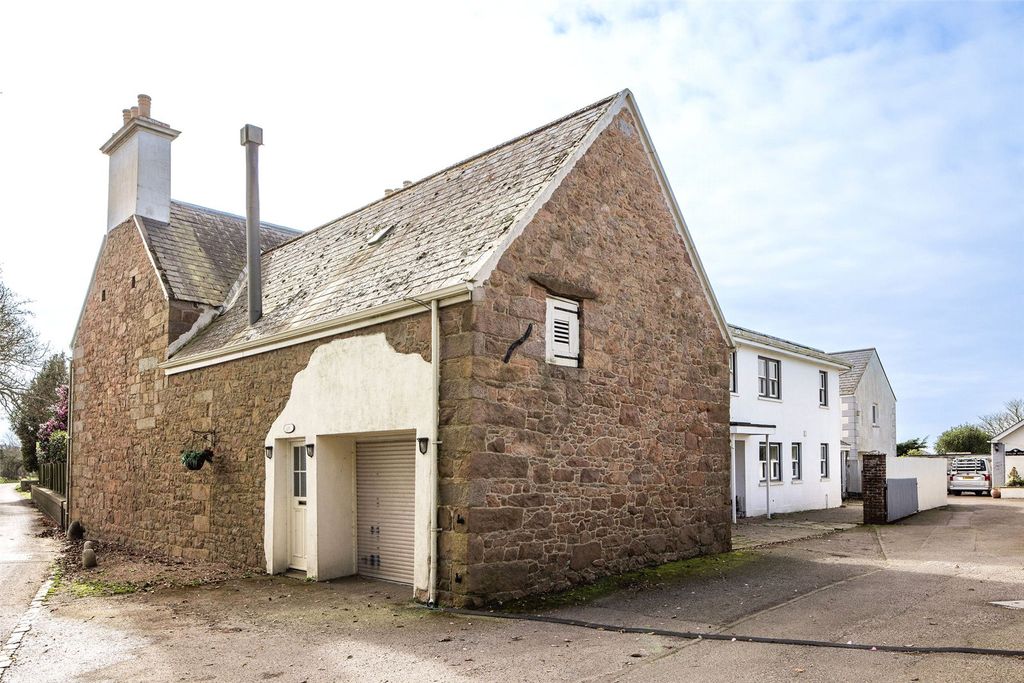 Property photo 2 of 17 Garage