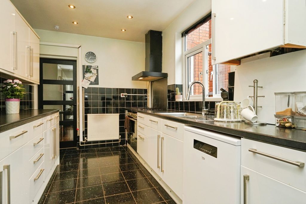 Property photo 1 of 17 Kitchen