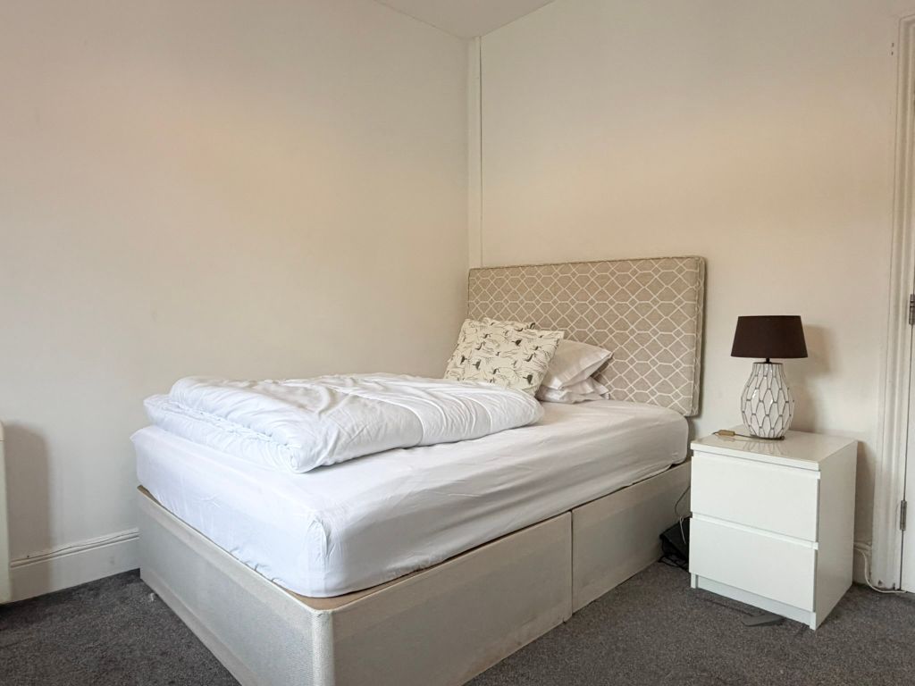 Property photo 1 of 7 Room