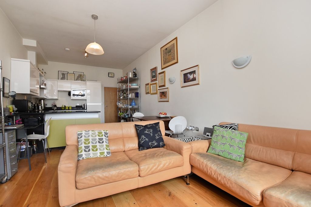 Property photo 2 of 9 Rhgcwh - 26 Kingsgate House, Nw6 - Reception