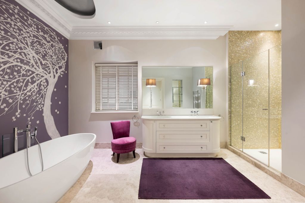 Property photo 2 of 10 Bathroom